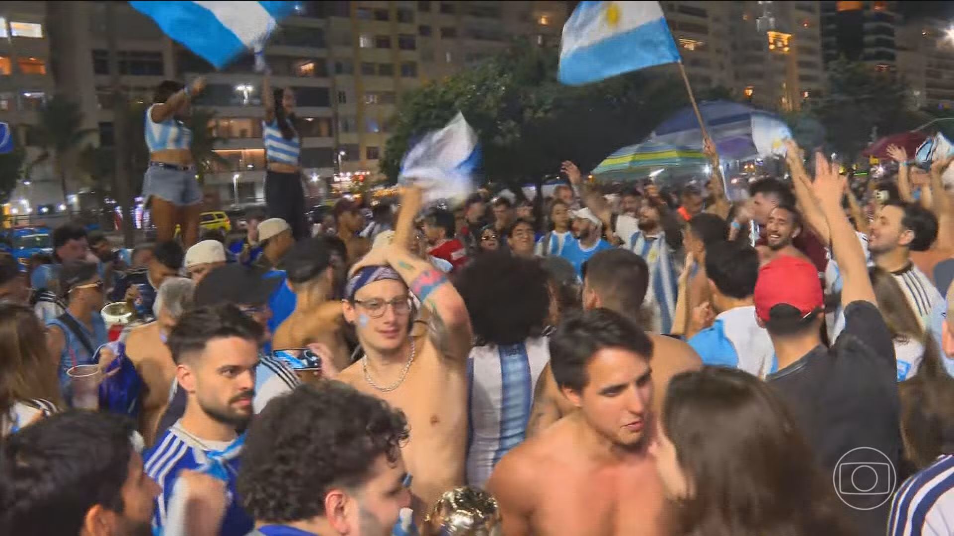 Argentinos comemoram vitória sobre a Inglaterra na Praia de Copacabana