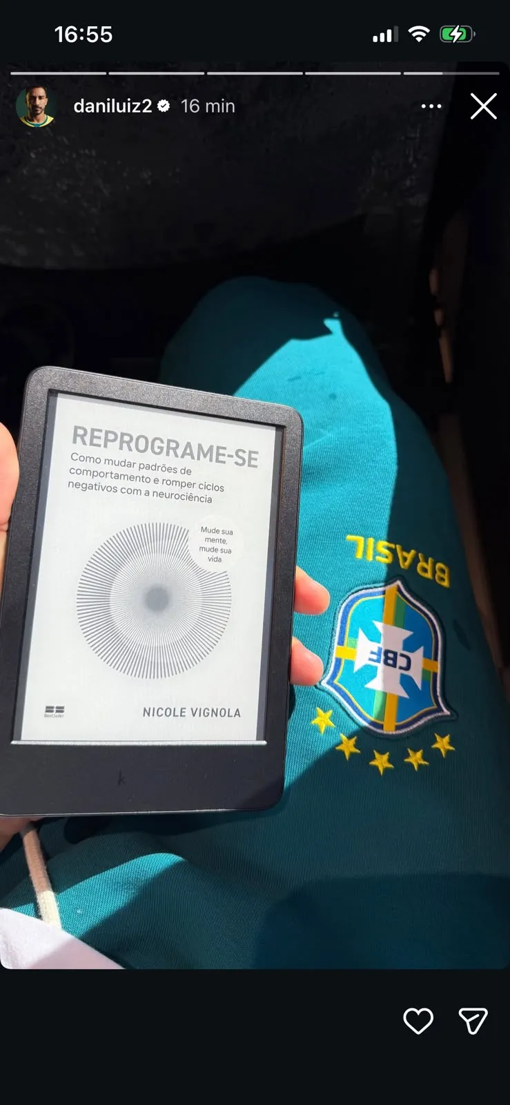 Mudança de padrões e neurociência: saiba mais sobre o livro que o jogador Danilo está lendo na Copa