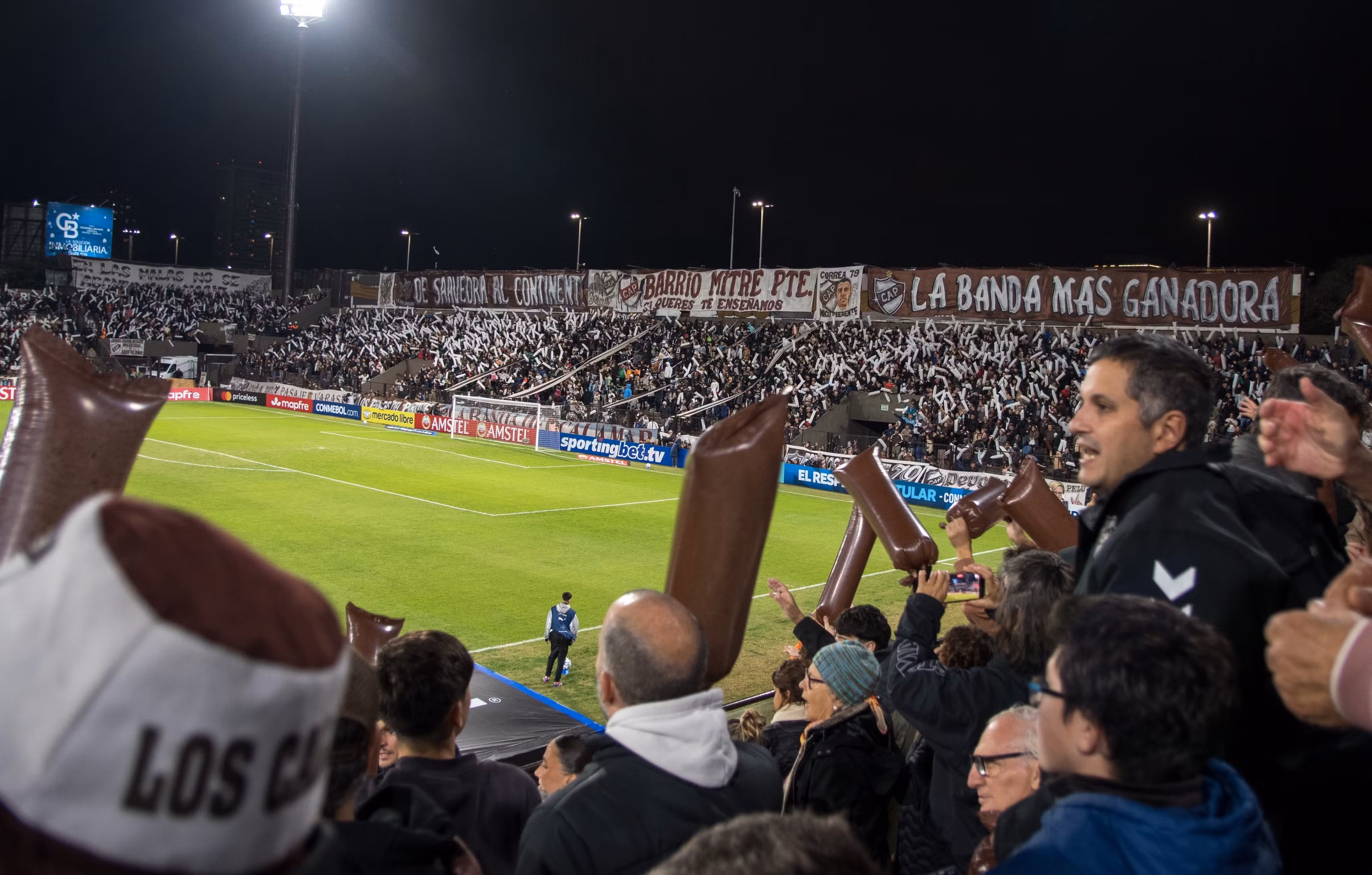 Além de Boca e River: veja como é um jogo de futebol raiz na casa do Platense, adversário do Fluminense na Libertadores