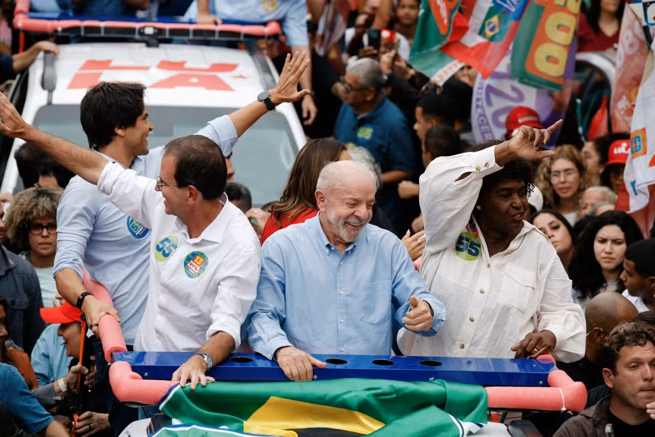 Lula cita a própria idade e cobra voto de idosos em ato no Rio: 'Desistiu da vida? Levanta a bunda e vai'