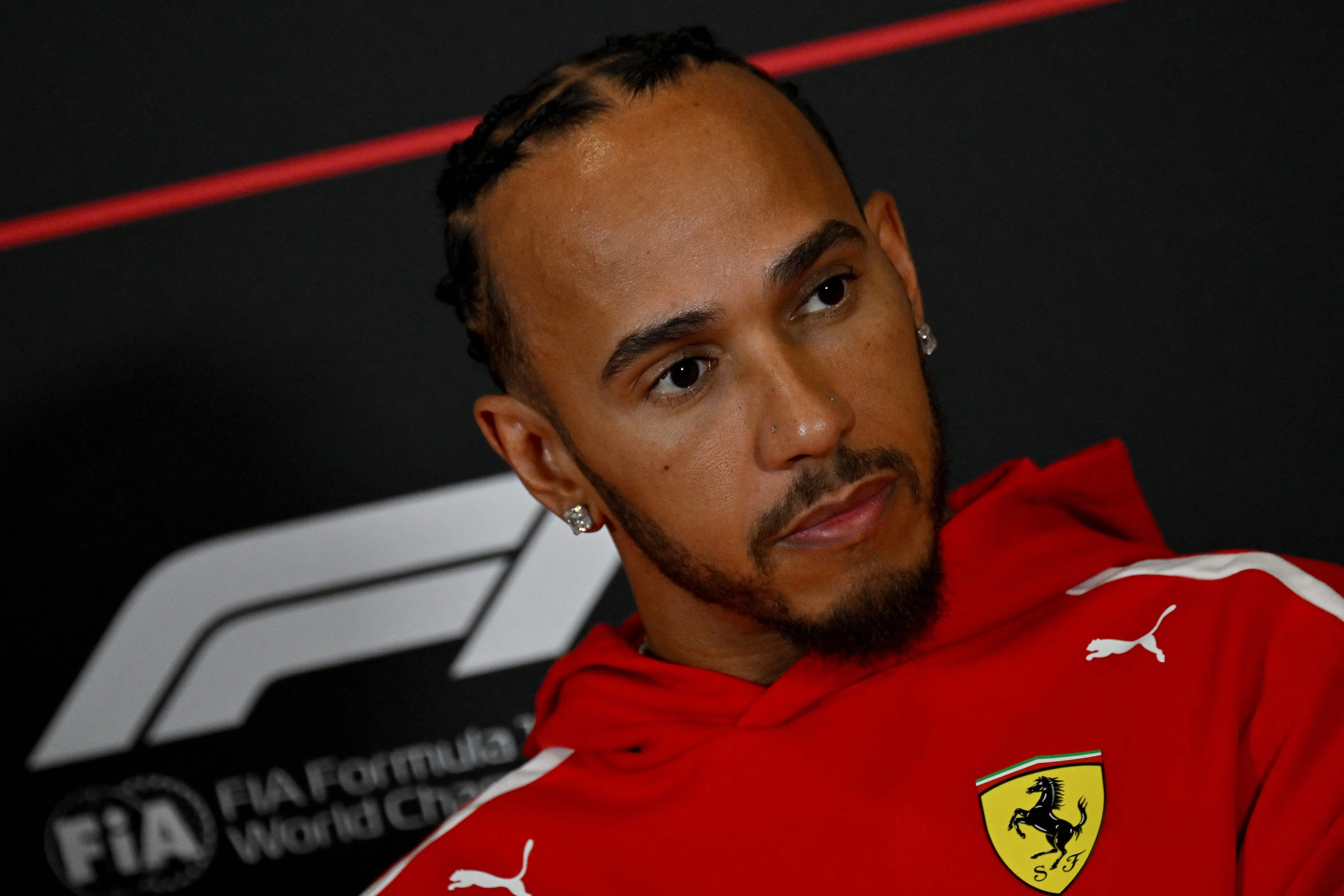 Hamilton critica Ferrari após perder tempo atrás de Leclerc e cita Mercedes: 'É difícil'