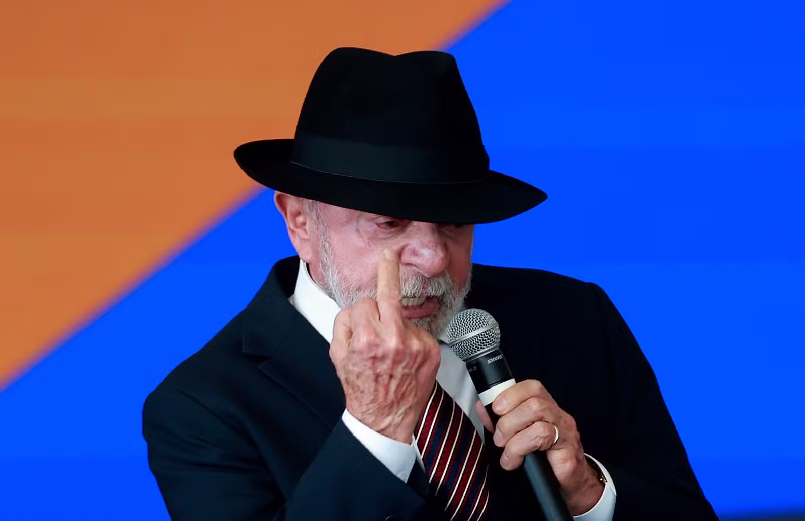 Lula mostra dedo do meio durante evento oficial do governo