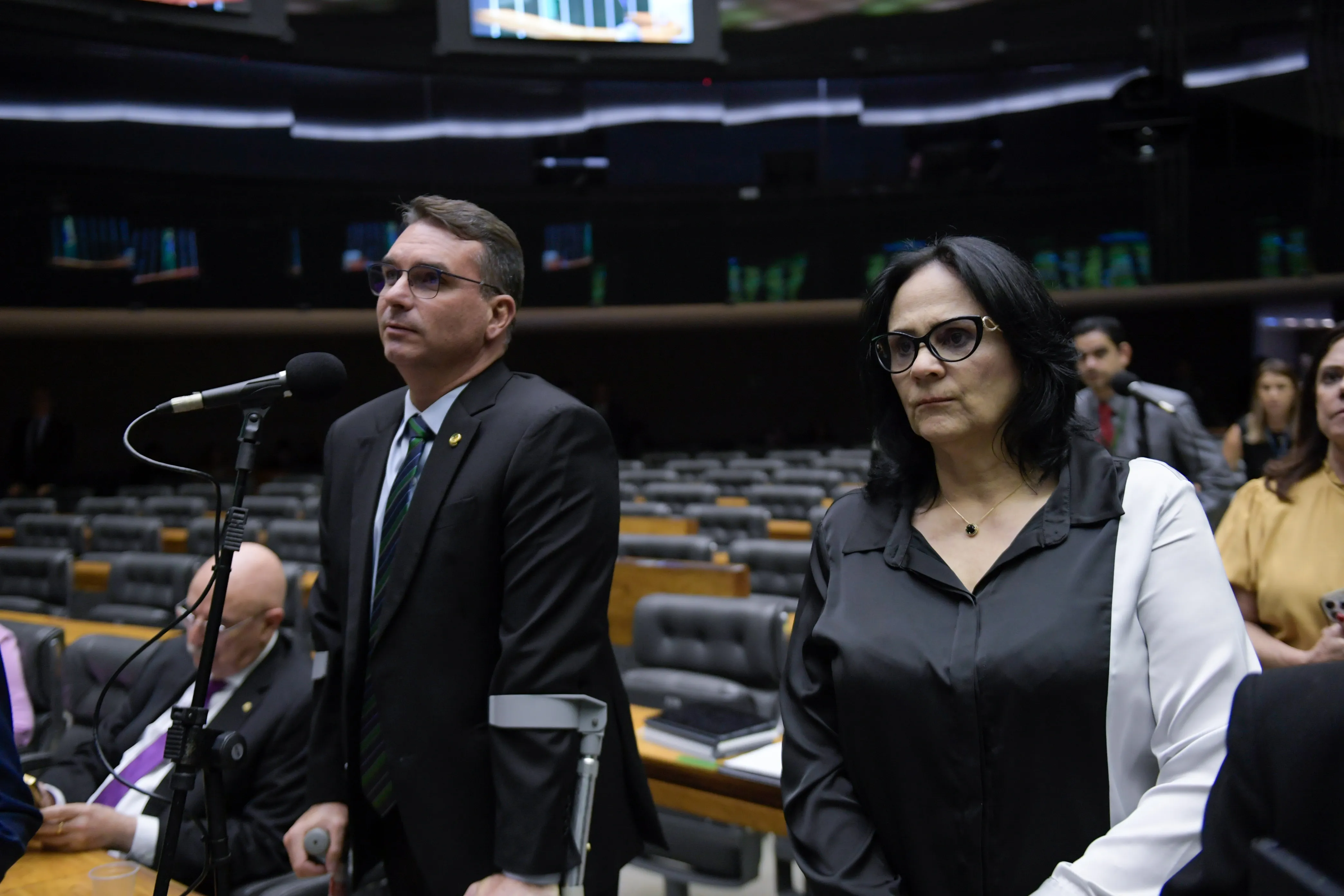 Damares ameaça desistir de colaborar com campanha de Flávio Bolsonaro após ataques de aliados