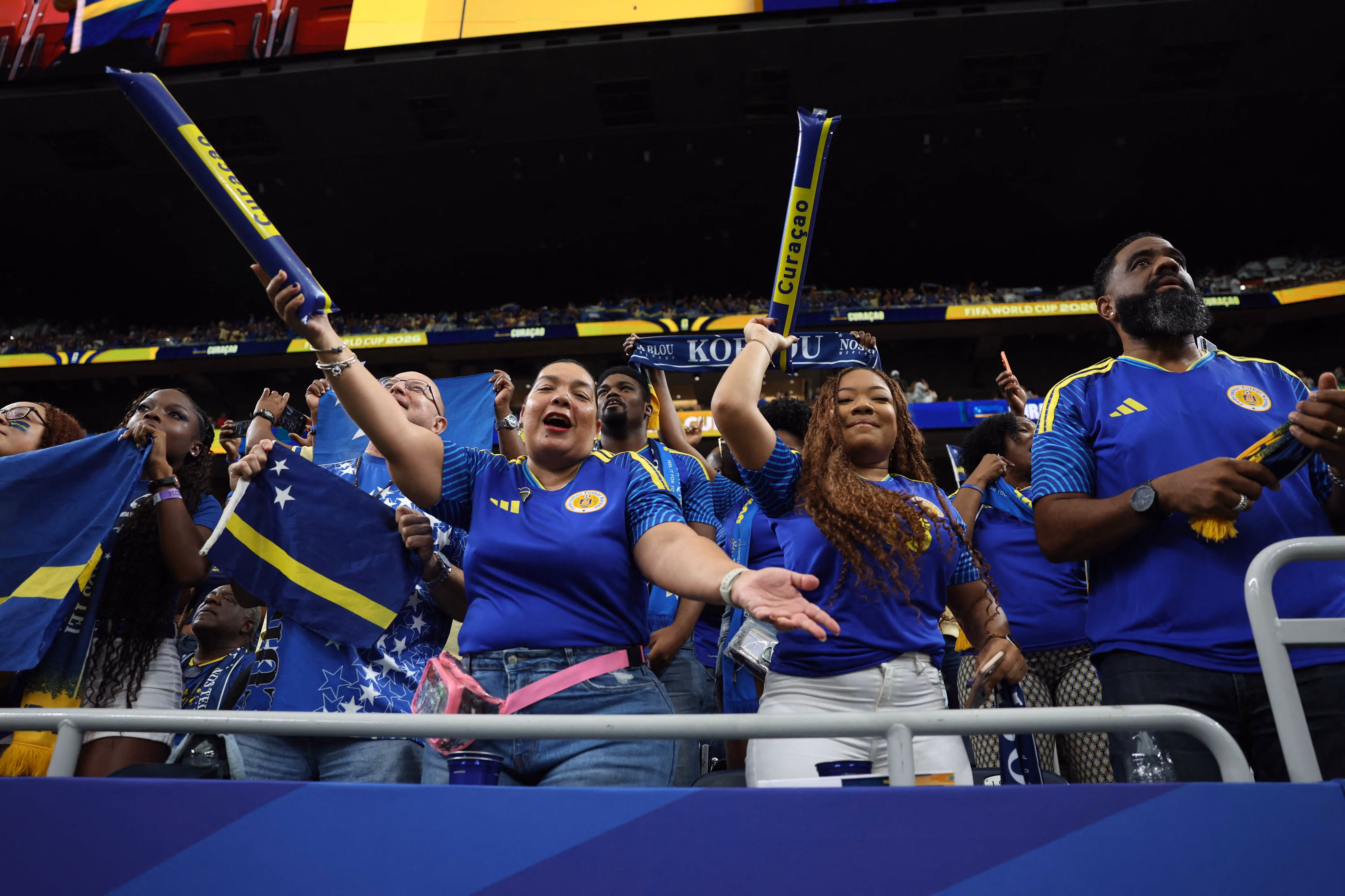 Torcida de Curaçao encara bate-volta de quase 24 horas para assistir a?