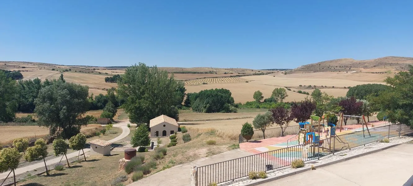 Vila espanhola cercada por montanhas procura novas famílias, com moradia gratuita e trabalho garantido como atrativos; saiba como