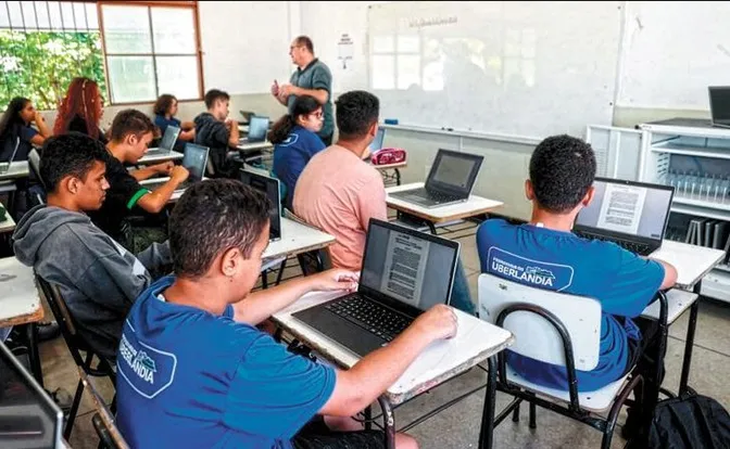 Deficiência na coordenação do MEC prejudica conexão de escolas a?