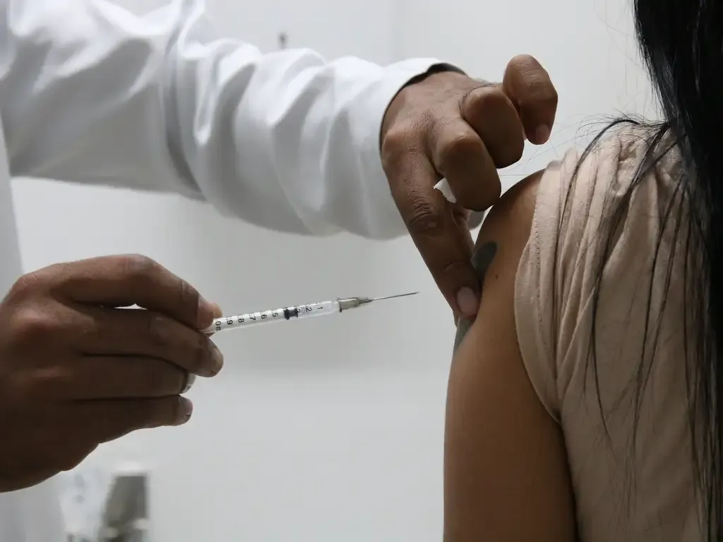 Anvisa mantém composição de vacinas contra a Covid para cepa LP8.1, embora variante não seja a mais recente; entenda