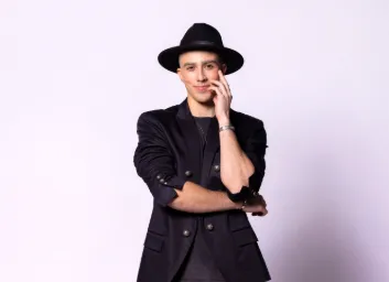 João Pedro Chaseliov vive Paulo Gustavo no teatro: 'Referência para a minha geração'