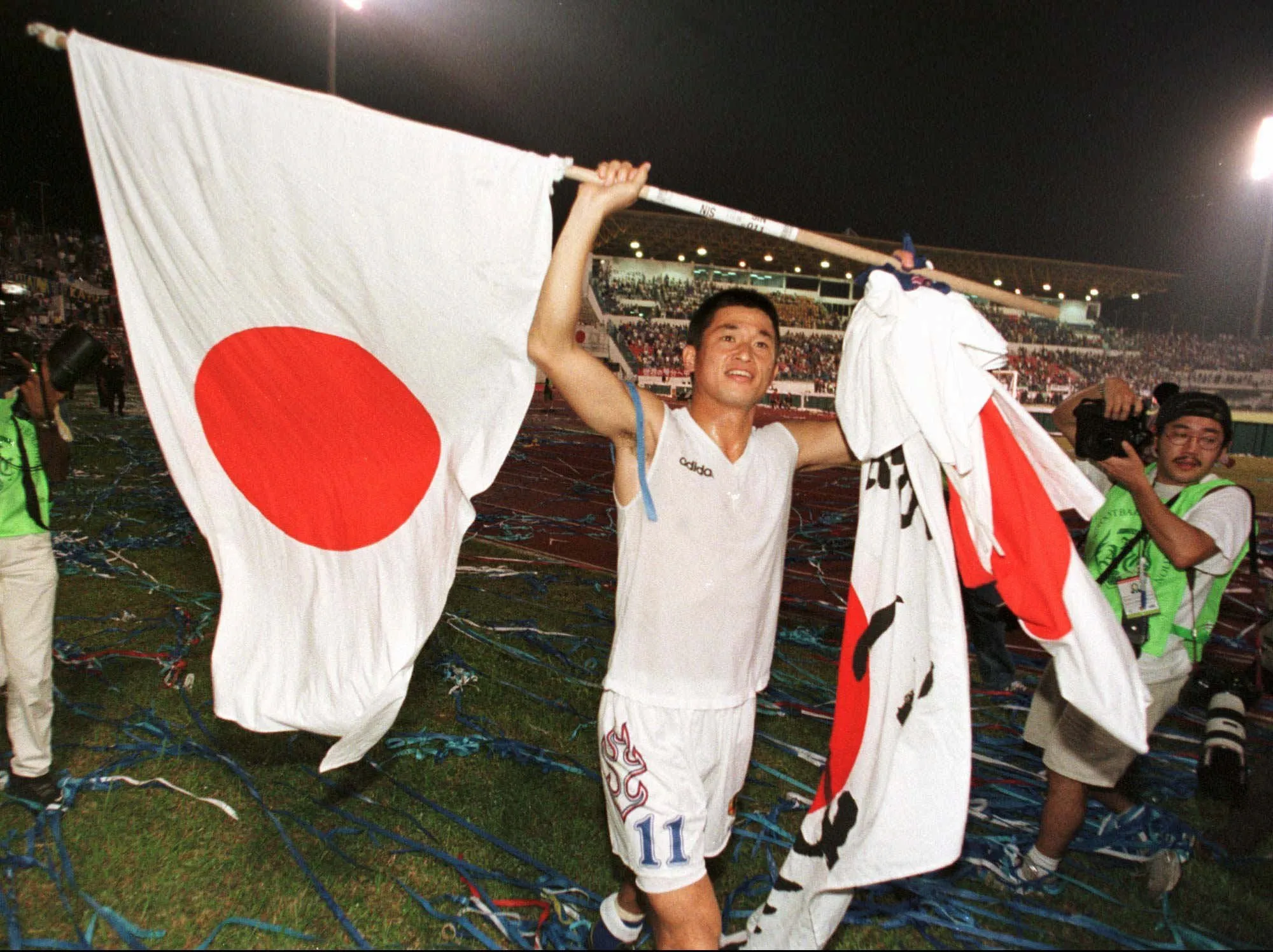 Jogador mais velho do mundo e primeiro japonês a atuar no Brasil, 'Rei Kazu' renovou contrato e jogará com 60 anos