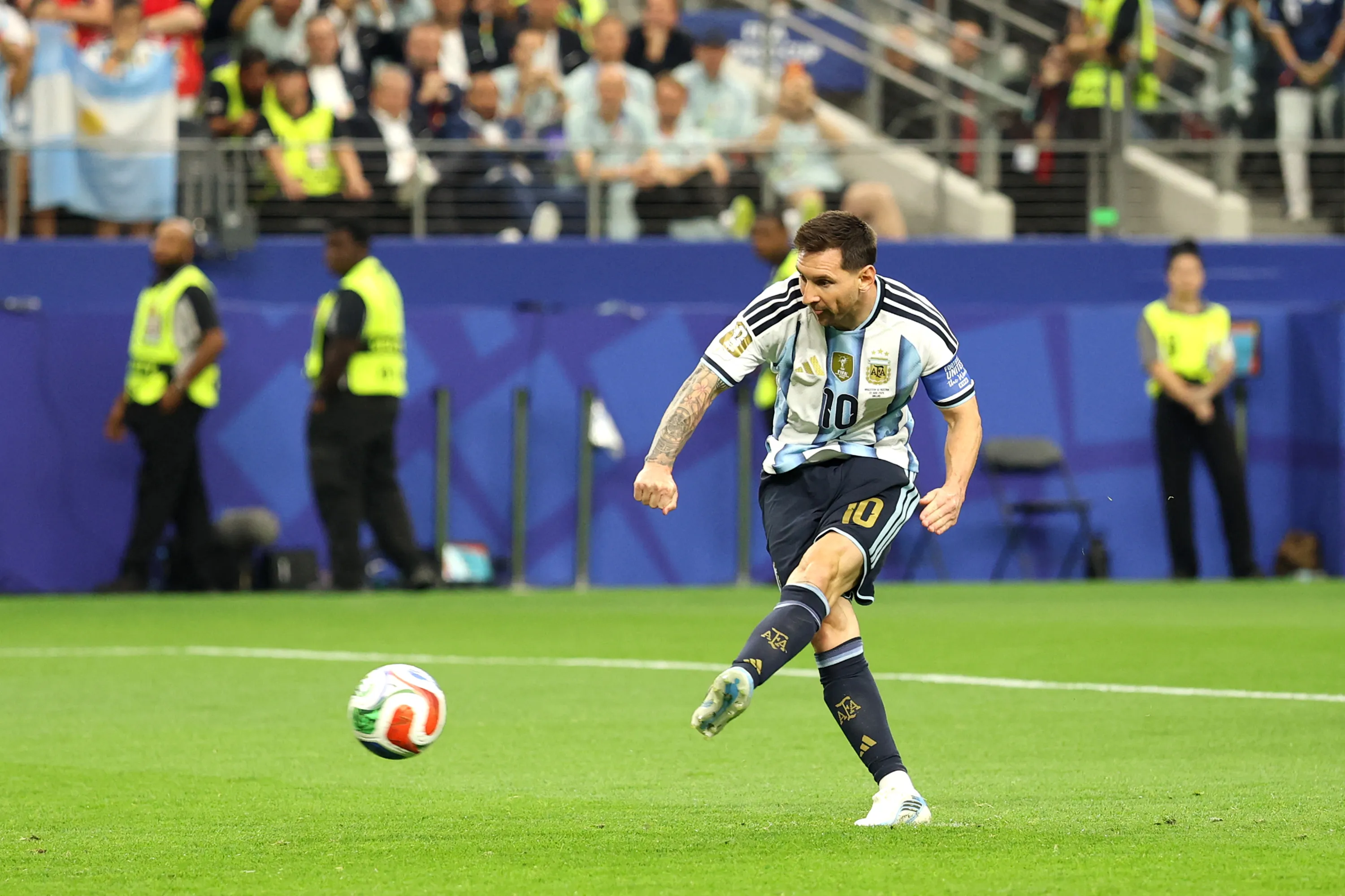 Messi é um dos piores cobradores de pênaltis entre os 20 maiores artilheiros em atividade; Kane é o segundo melhor