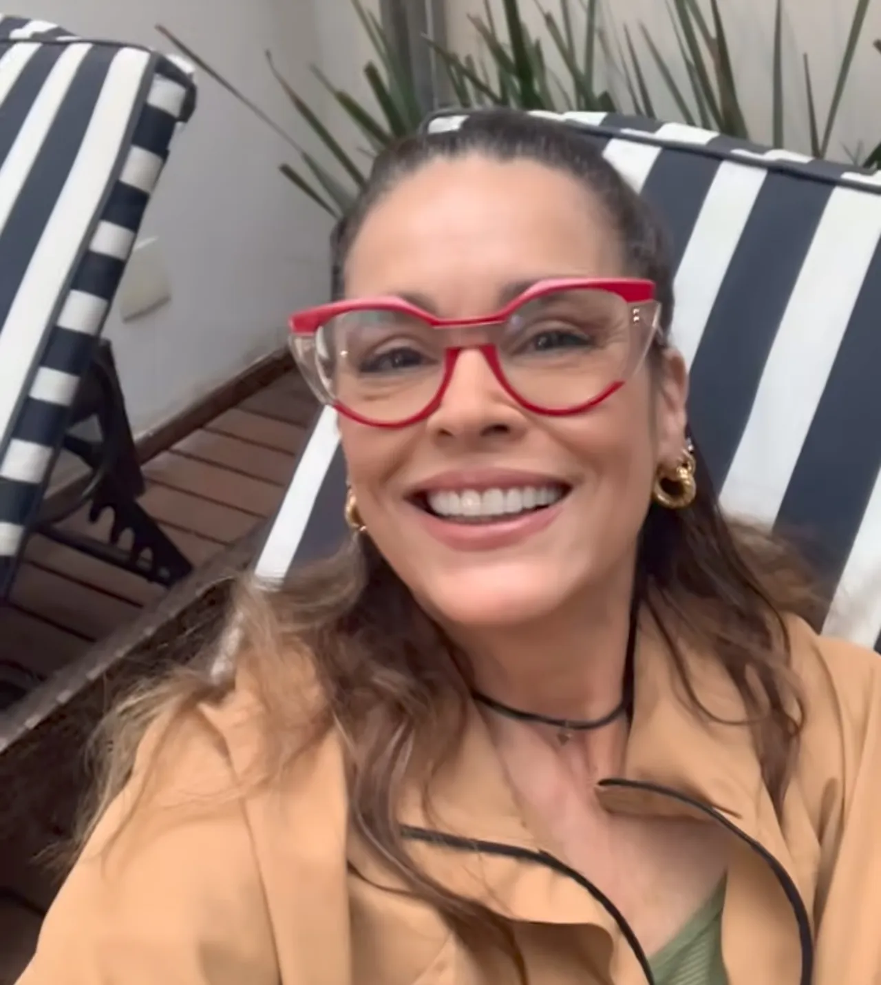 Suzy Rêgo fala de espetáculo com texto de Juca de Oliveira, de casamento com ator e dos filhos gêmeos