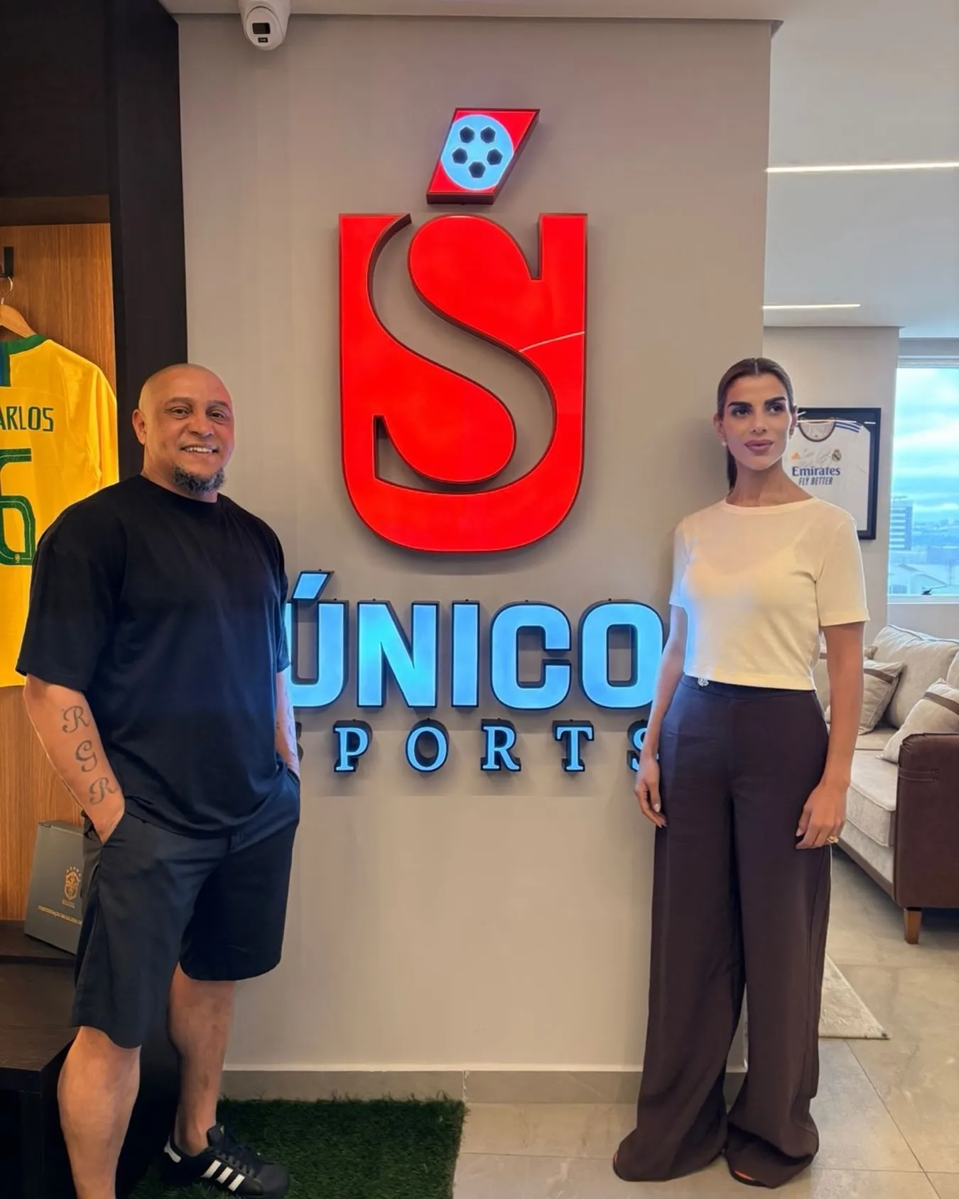 Casal em festa: Roberto Carlos e esposa marroquina Suhaila Ettahiri comemoraram dupla classificação na fase de grupos