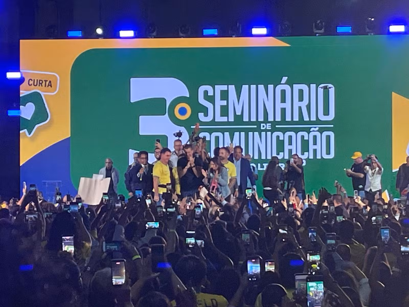 Após embate com Michelle, Flávio Bolsonaro defende estar ‘mais forte que nunca e com a cabeça erguida’