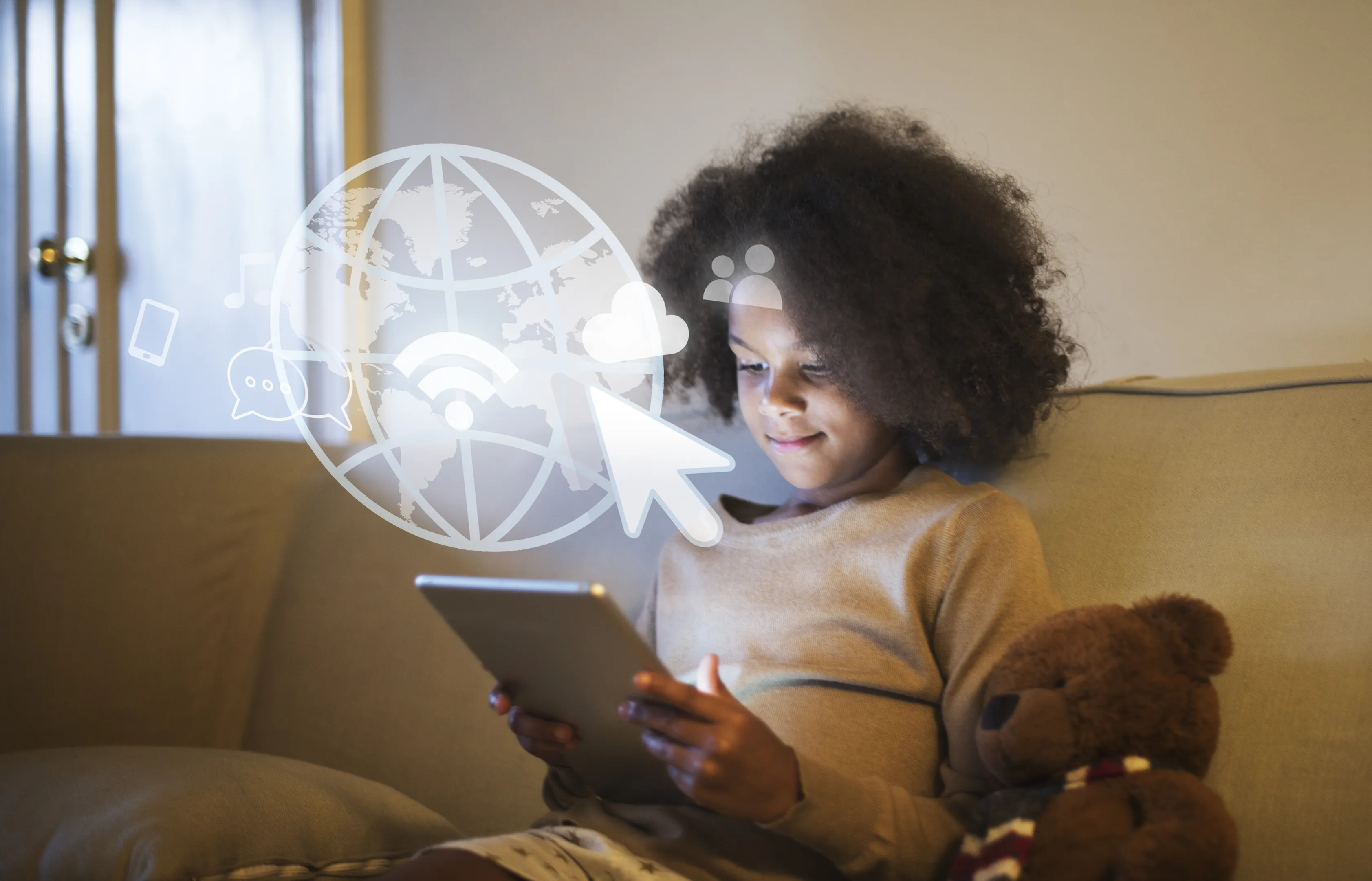 'Alexa, conte uma piada': como as conversas com a IA influenciam o desenvolvimento de uma criança