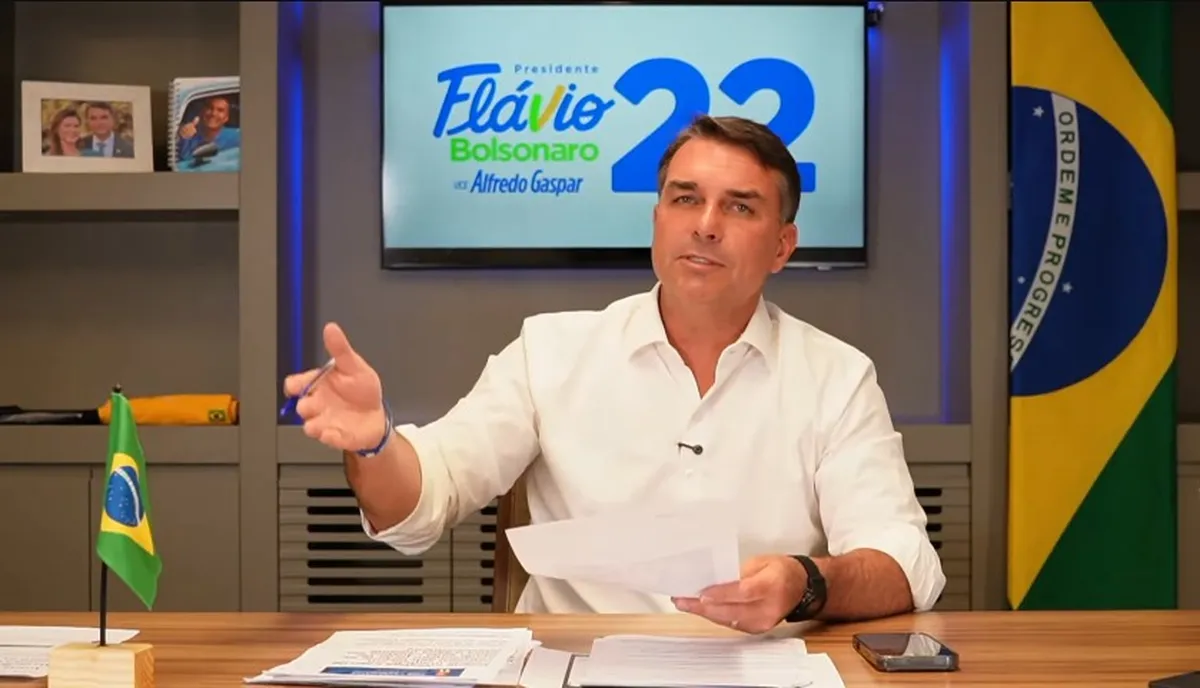 Flávio Bolsonaro diz que Lula dividiu poder com Moraes e deixou Brasil ‘sem presidente’