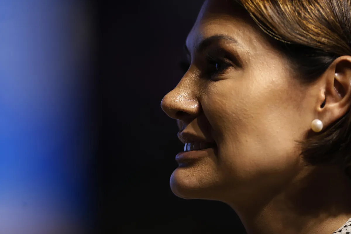 Aliados de Flávio Bolsonaro espalham no WhatsApp imagem de Michelle com uniforme do PT