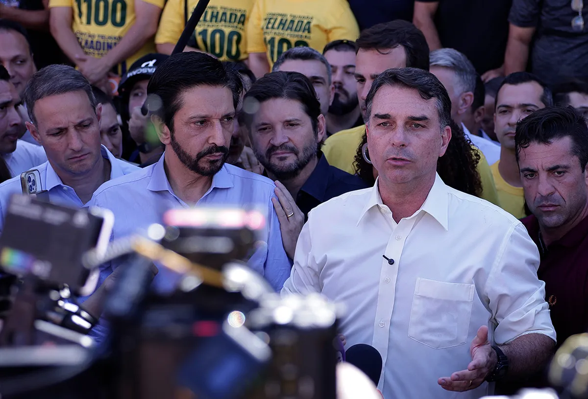 De colete à prova de bala em ato no RJ, Flávio diz que vai tratar facções como terroristas