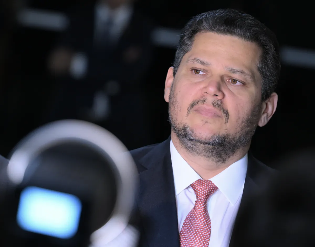Alcolumbre propõe redução imediata da jornada em reunião com centrais sindicais sobre fim da escala 6x1