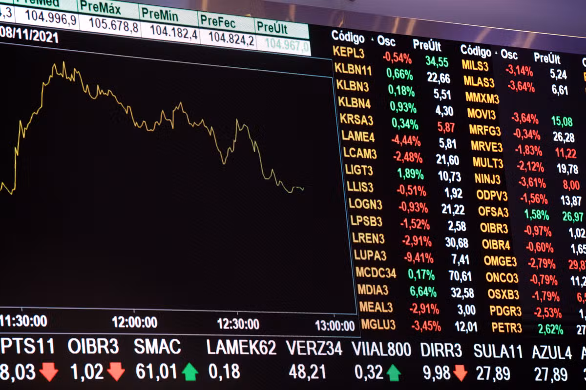 Ibovespa avança com cenário eleitoral no radar e termina agosto em queda de 0,33%