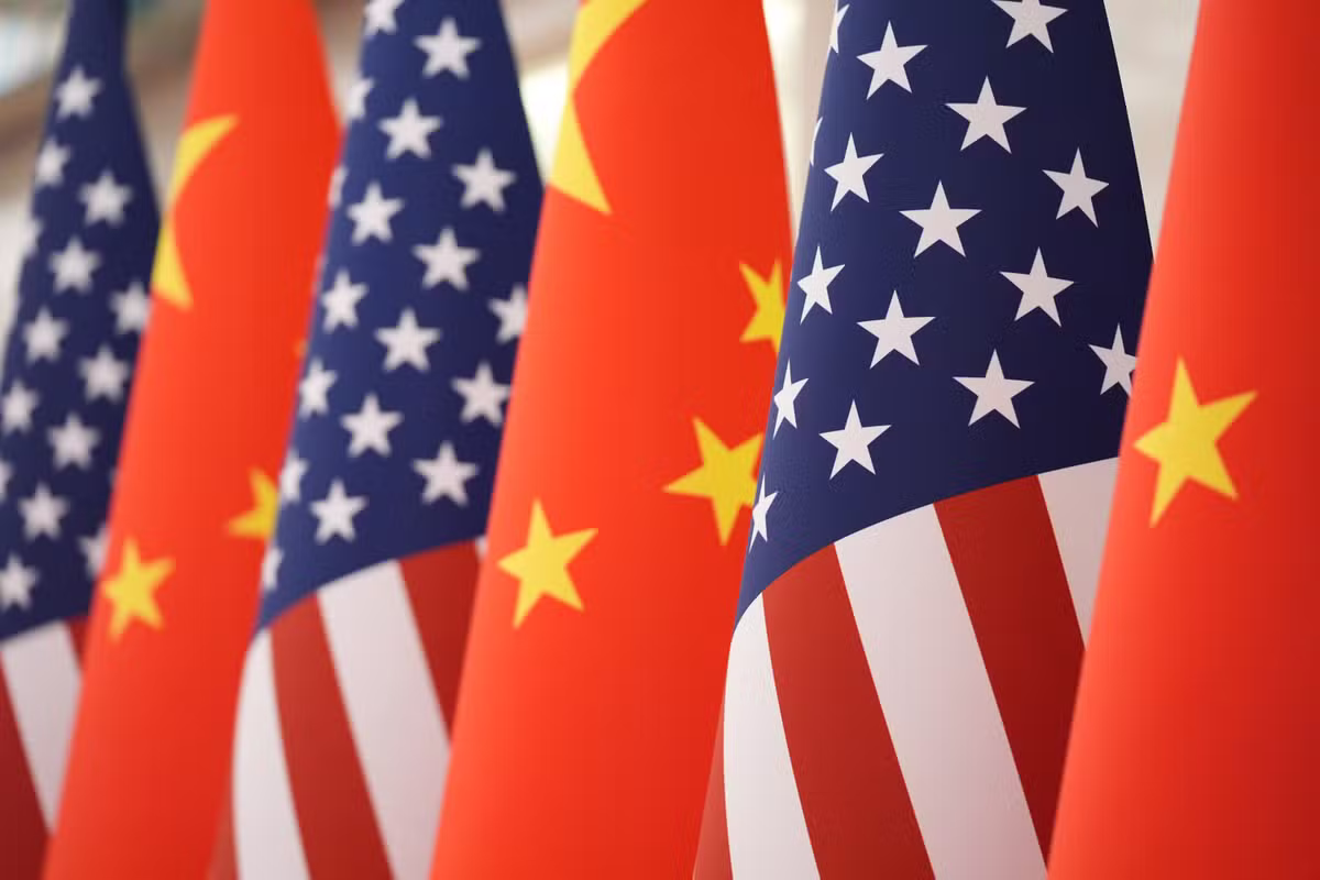 Trump ameaça a China com nova tarifa por venda de produtos artificialmente baratos, diz agência