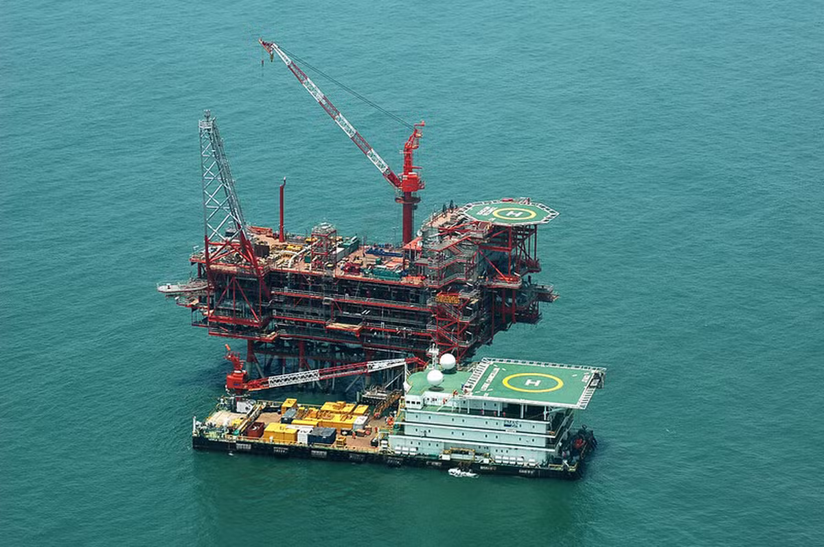 Petróleo recua em movimento de correção após forte alta com tensão no Oriente Médio
