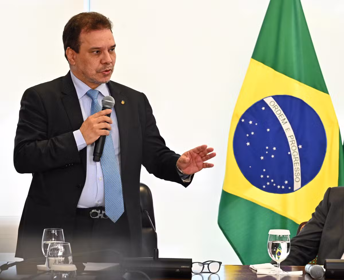 Interferência externa em eleições segue em investigação pela PF, diz ministro da Justiça