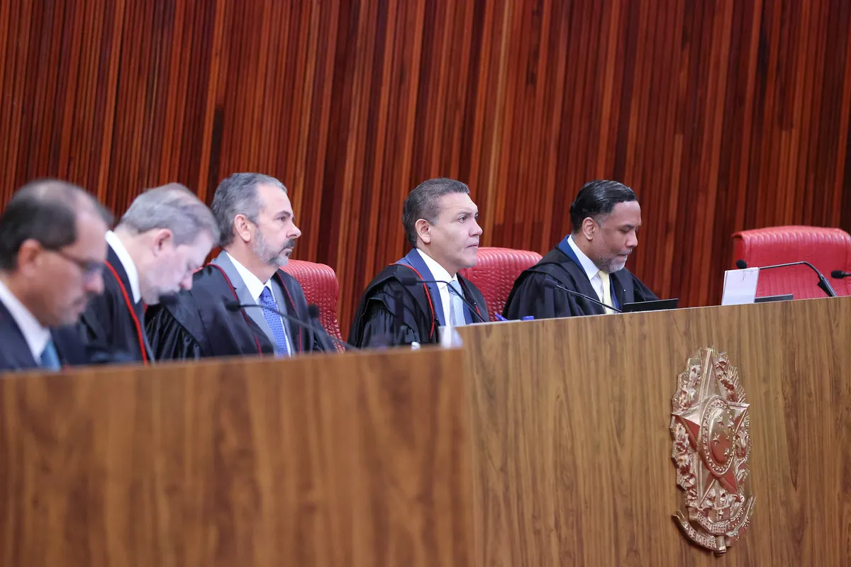 Por 4 votos a 3, TSE rejeita punir Flávio por IA de Bolsonaro