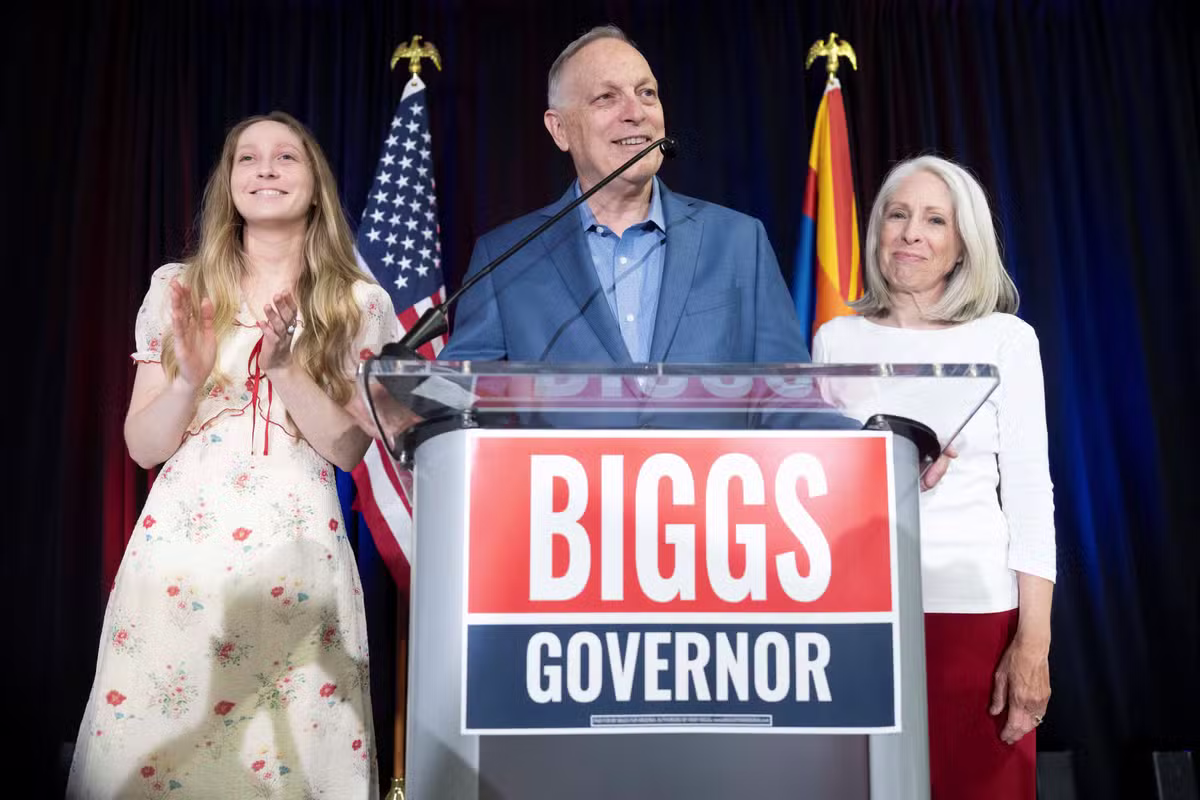 Candidatos apoiados por Trump vencem primárias disputadas no Arizona