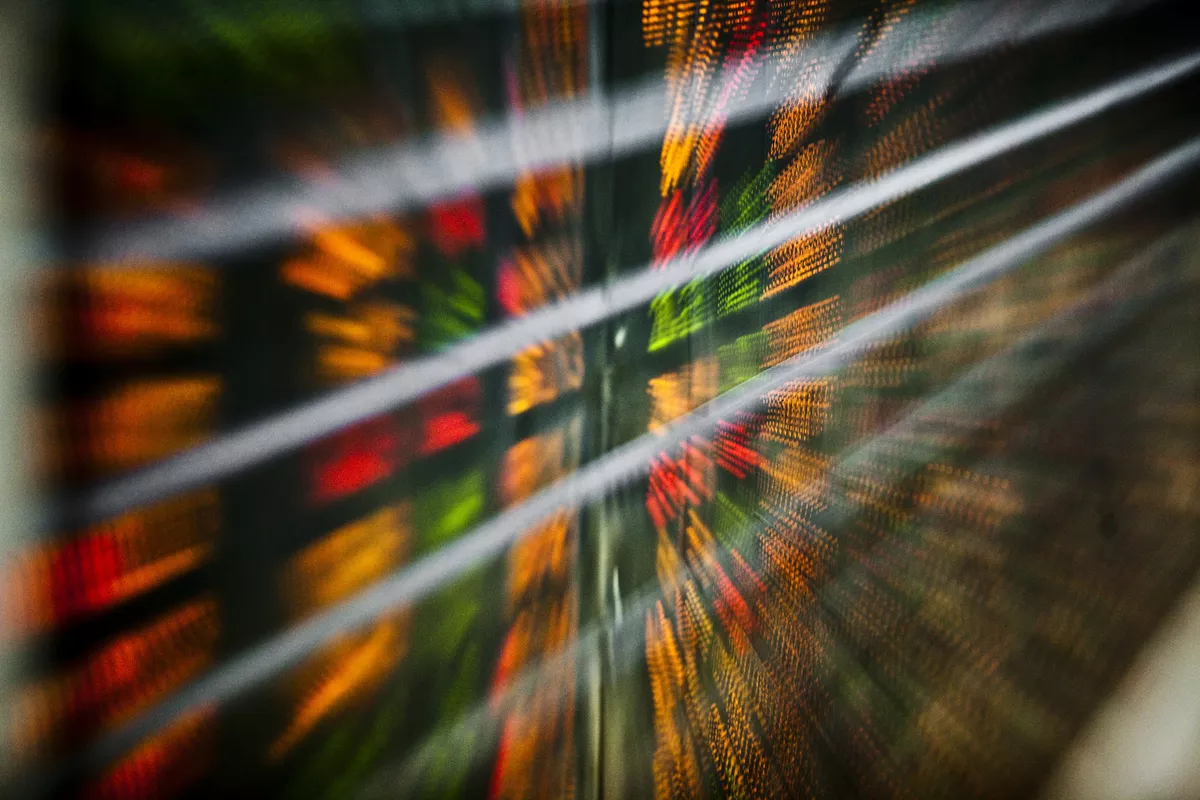 Ibovespa tem dia volátil, mas se recupera e engata a 8ª sessão consecutiva de alta com apoio da Petrobras