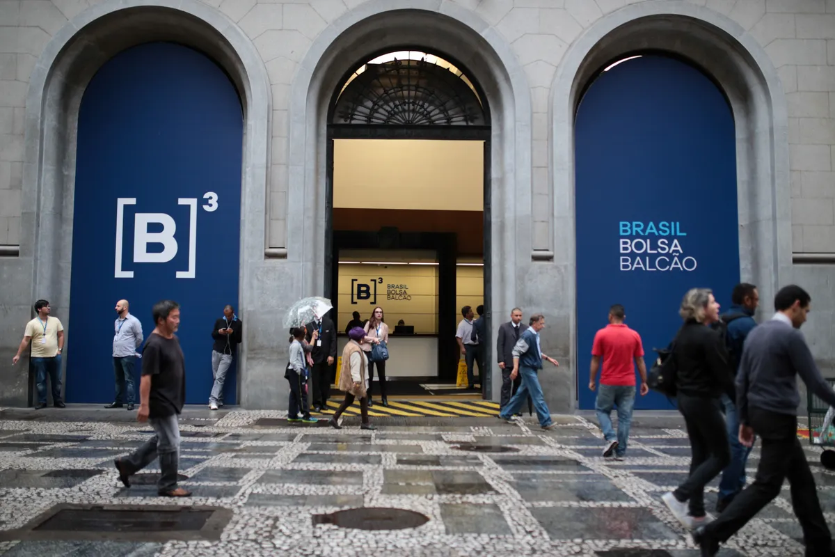 Ibovespa encerra em leve queda após comunicados do Copom e do Fed