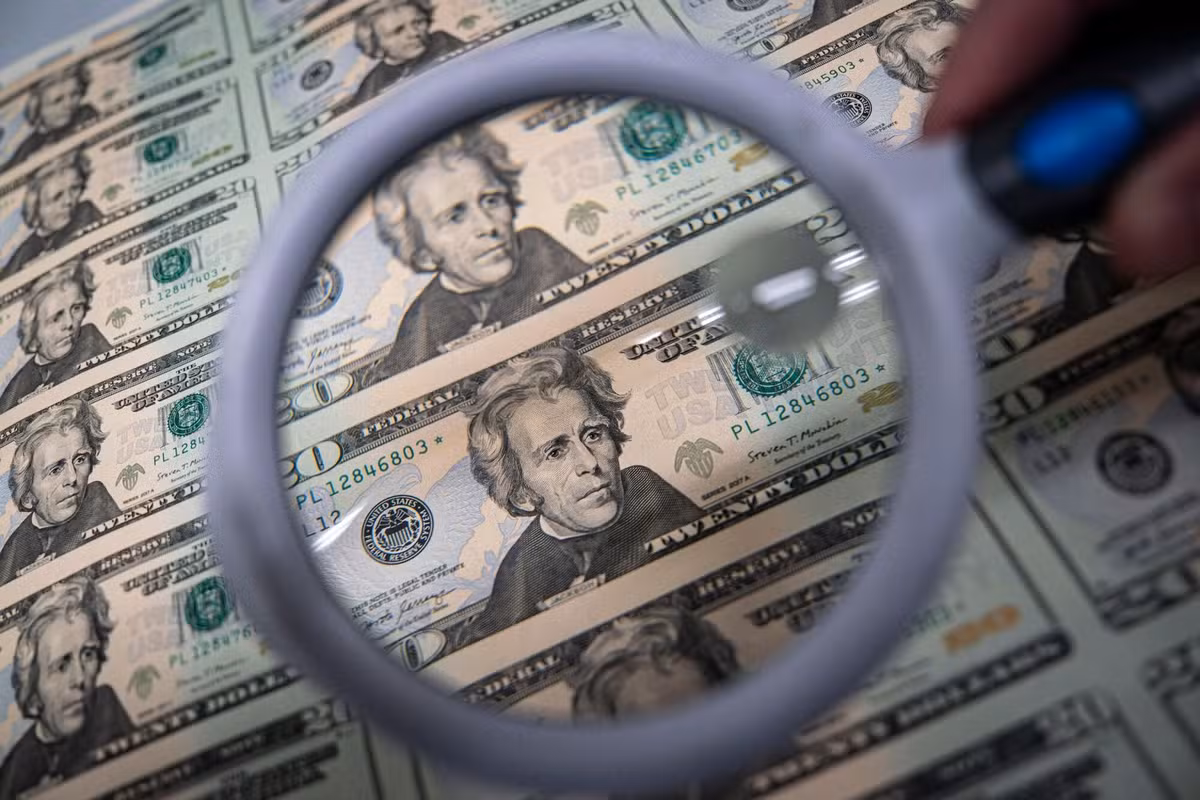 Dólar à vista termina no maior patamar desde fim de março com apostas de alta dos juros nos EUA