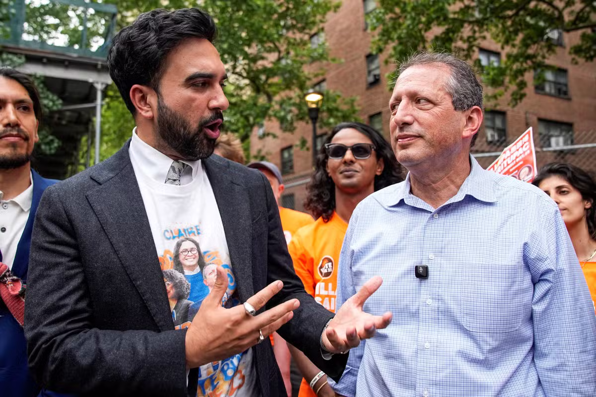 Em recado aos democratas, candidatos apoiados por prefeito socialista de NY vencem primárias