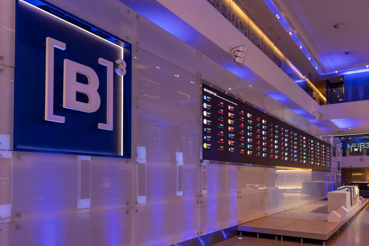 Ibovespa cai na sessão com rotação global para techs; no semestre, índice avança 6,8%