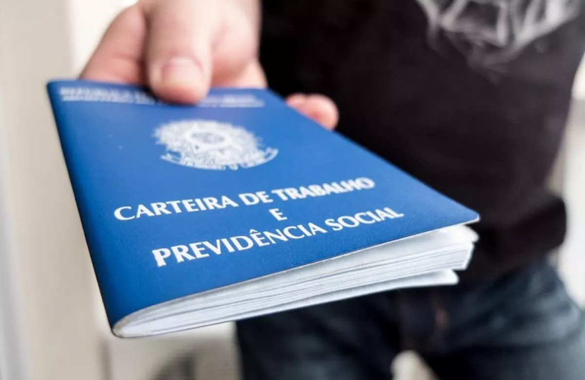 Juros altos, recuperações judiciais e compras online afetam emprego formal em julho