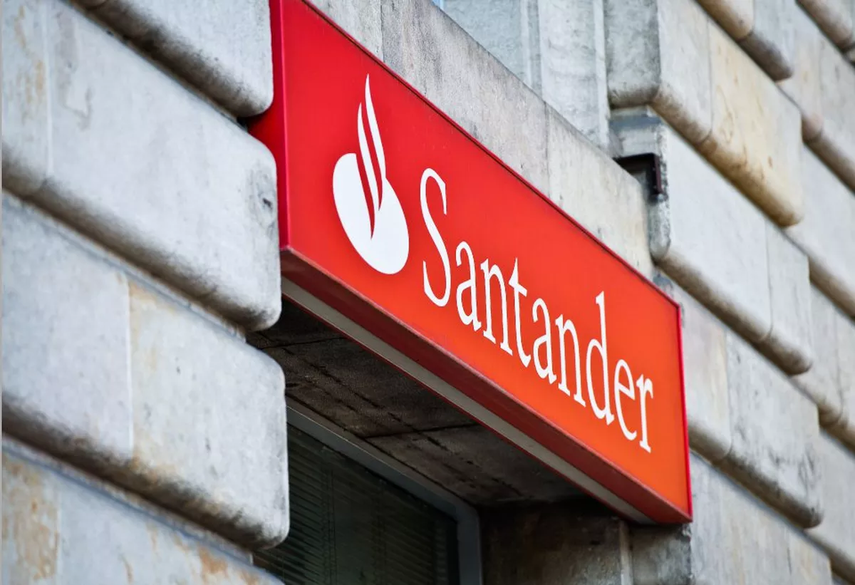 Em meio a expansão da IA, Santander Espanha quer acelerar aposentadoria de até 3 mil funcionários, diz jornal
