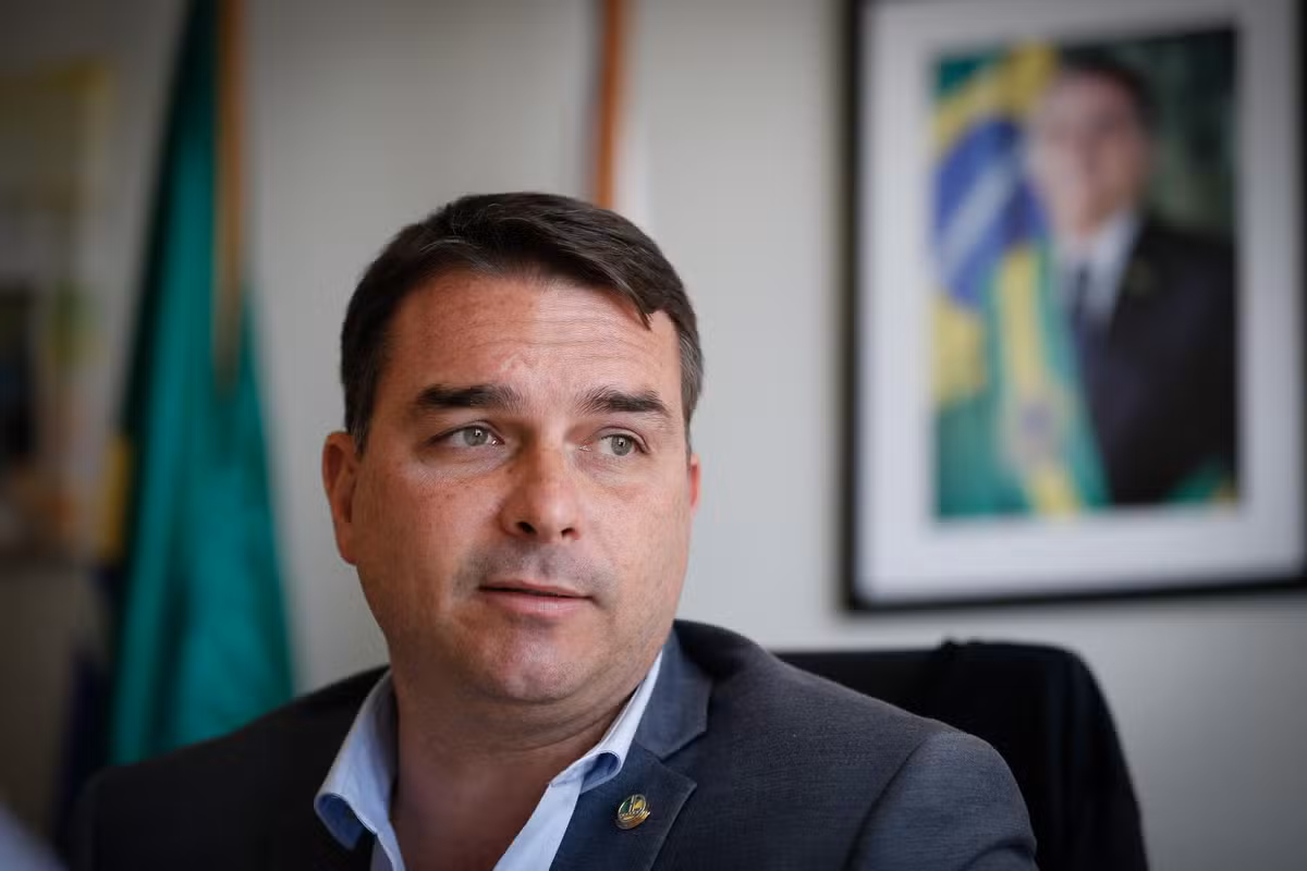 Flávio Bolsonaro é de direita ou esquerda?