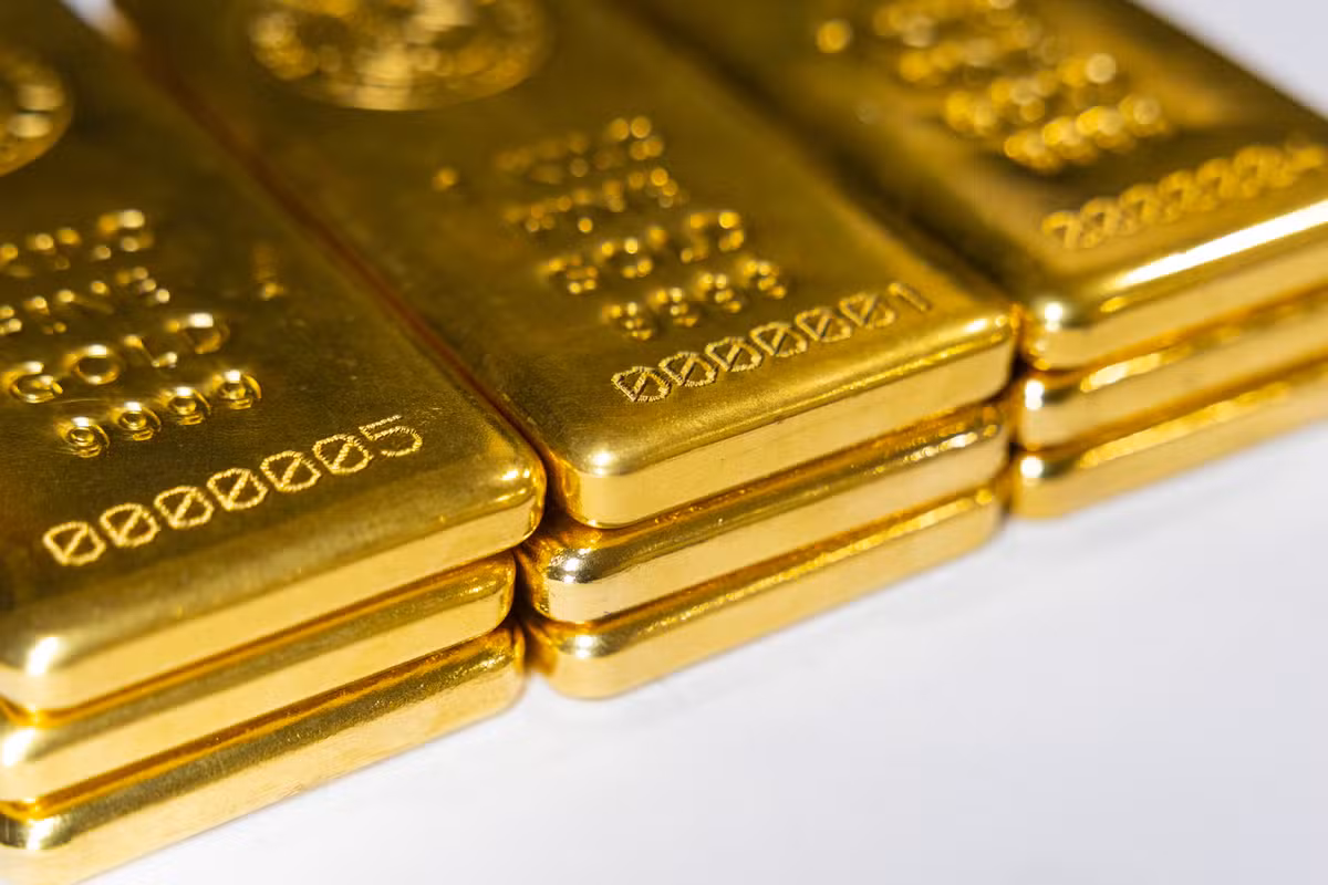 Ouro dispara com recompras do Tesouro americano e desvalorização do dólar