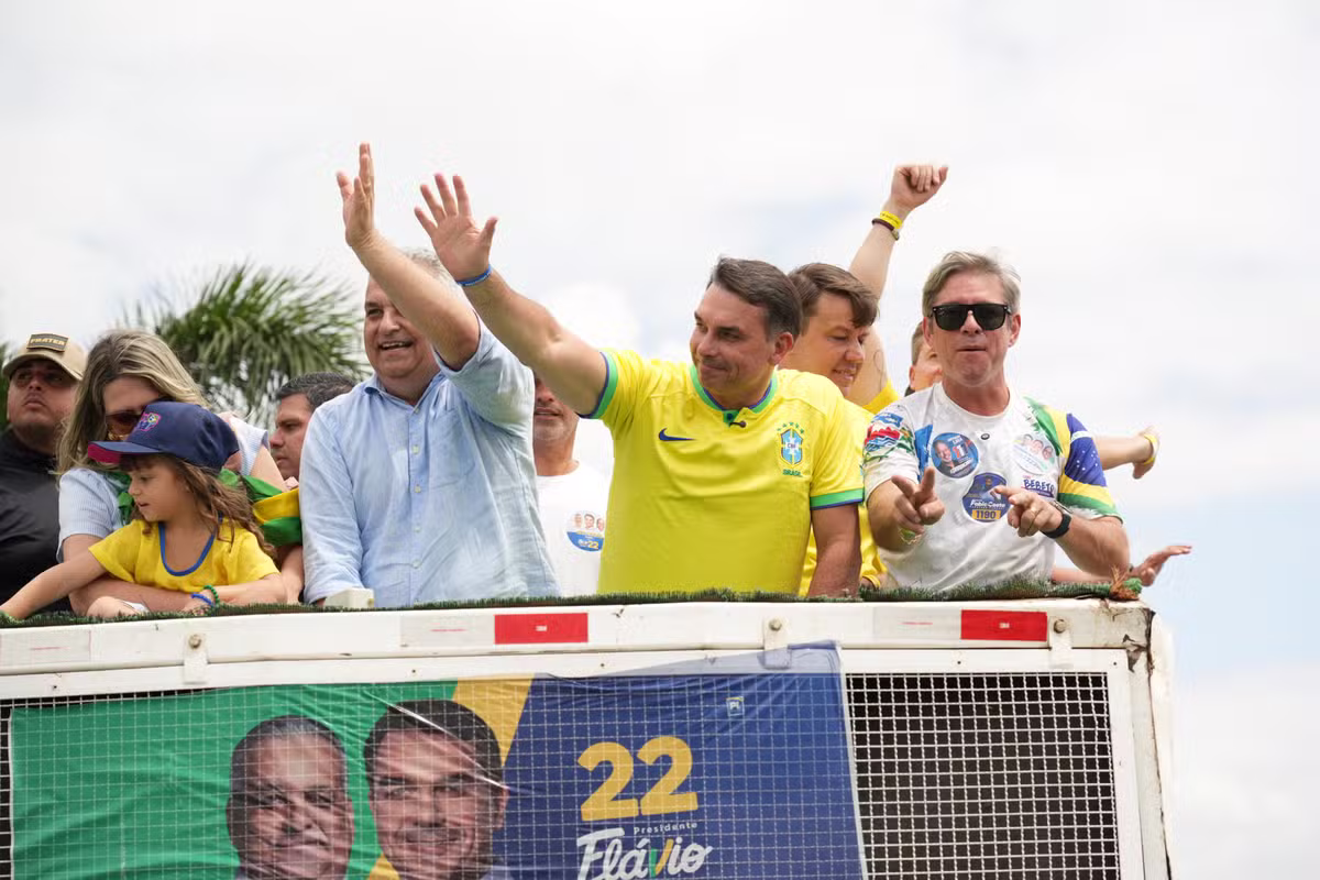 Em Alagoas, Flávio repete promessa de de trem ligando capitais no Nordeste