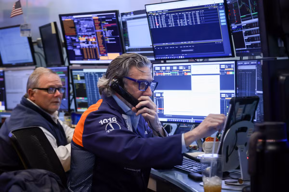Bolsas de NY encerram sem direção única com alívio no petróleo e cautela com techs
