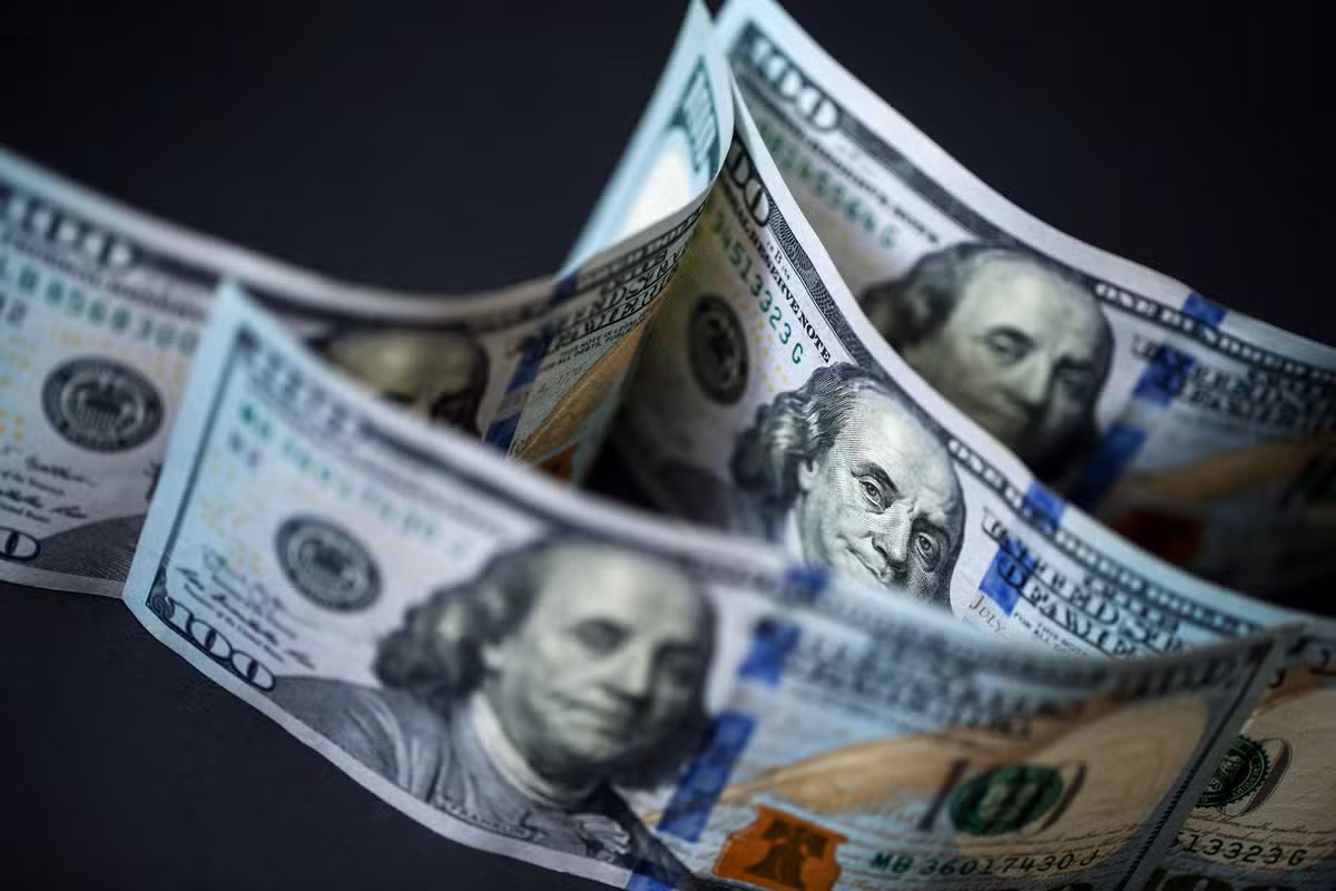 Dólar à vista tem leve alta em dia sem orientador e com menos negociações