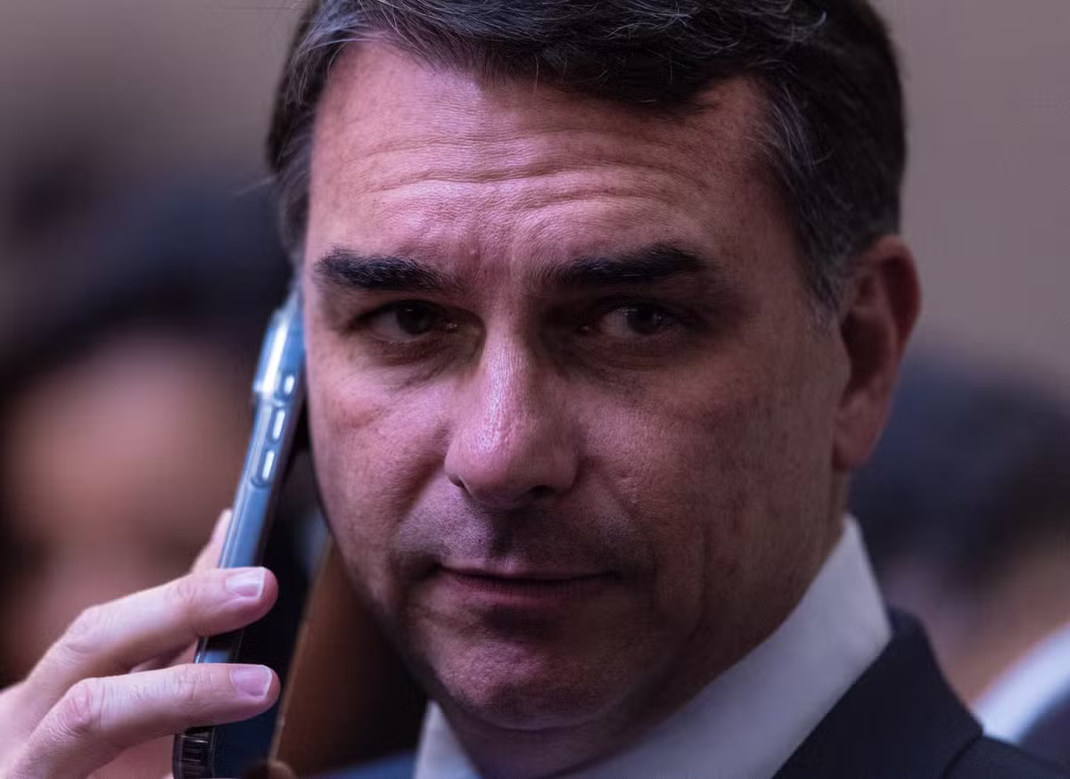 Flávio Bolsonaro ironiza Lula e chama presidente de ‘pai dos ricos’