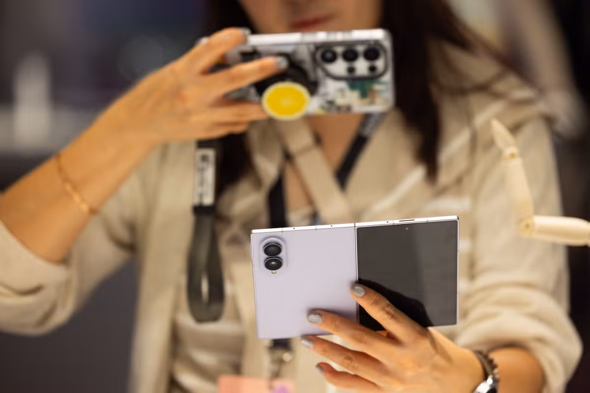 Samsung lança celular dobrável com tela maior e sobe preços
