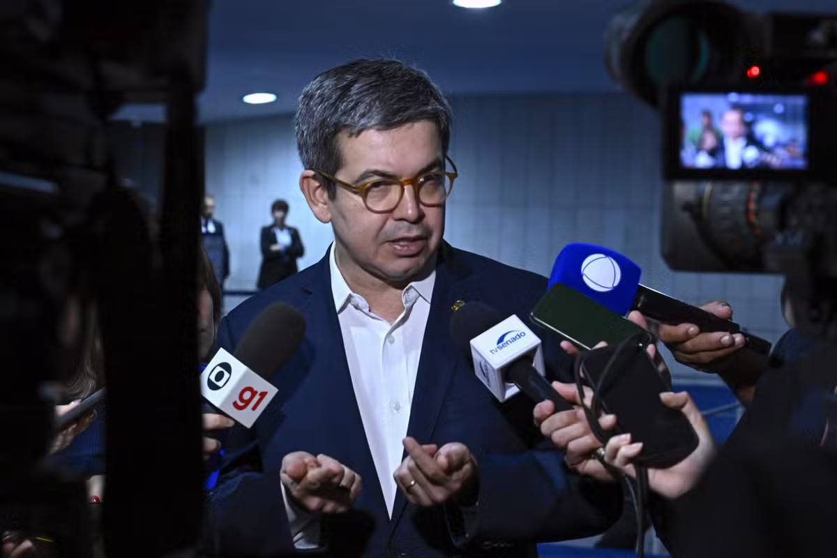 Líder do governo no Senado diz que MP deve definir somente o piso do frete