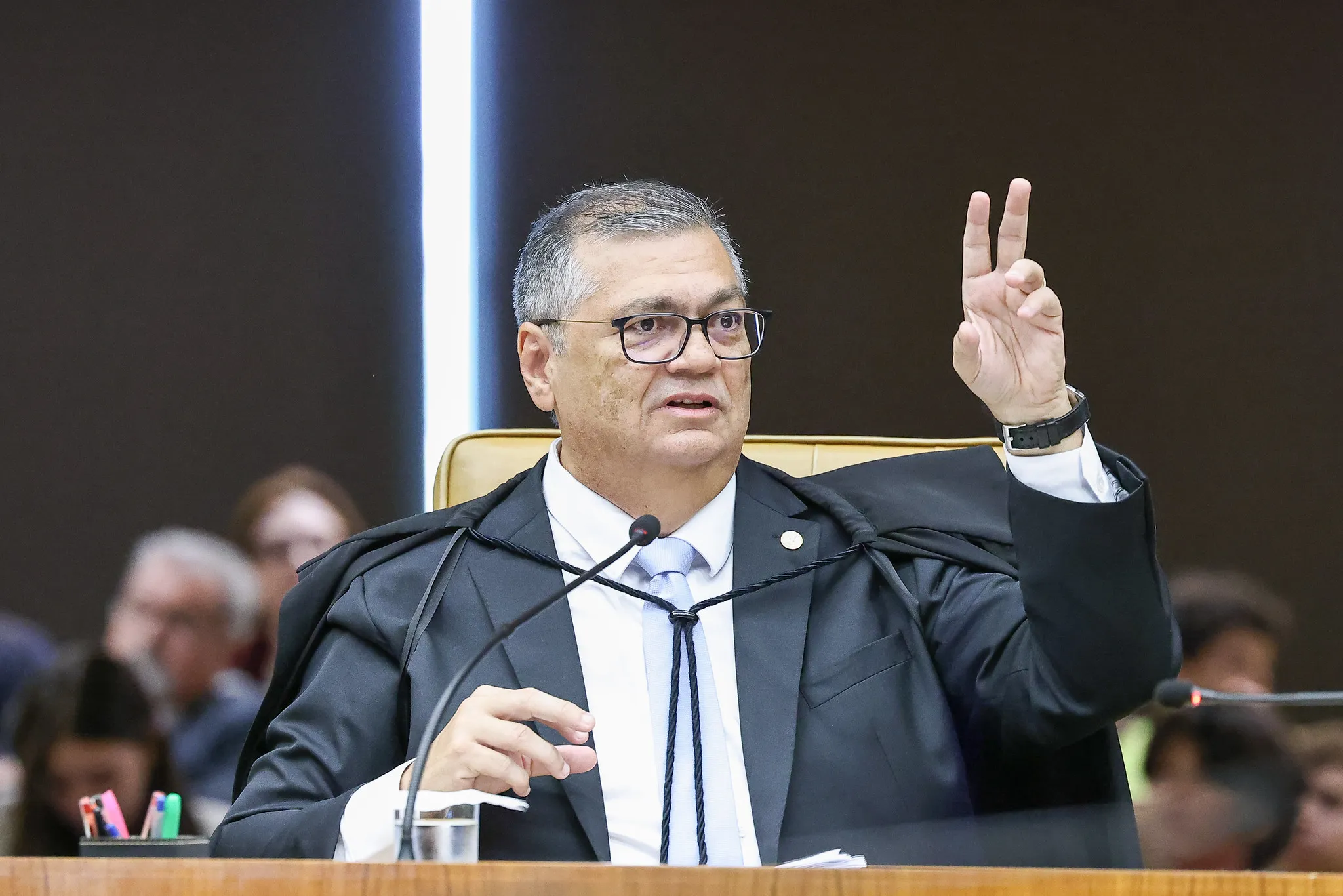 Dino manda intimar presidentes de partidos após fala de Valdemar sobre emendas