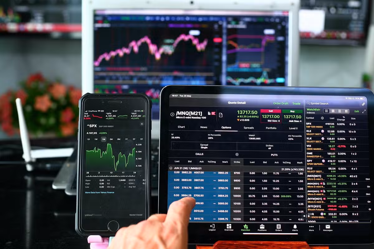 Manhã no mercado: Dados de serviços nos EUA são destaque no retorno de Wall Street após feriado