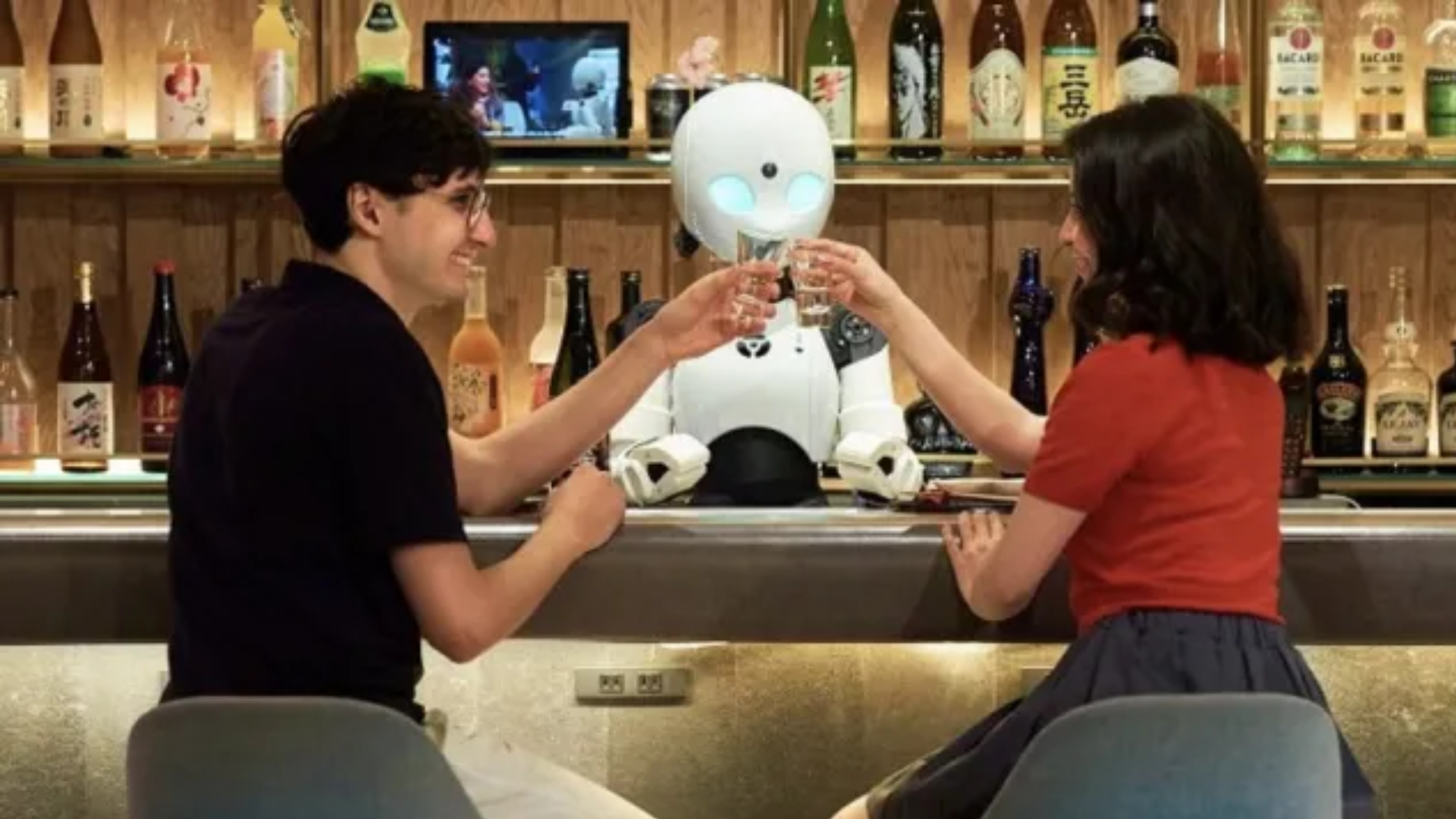 Depois de um hotel com funcionários dinossauros, um bar com robô bartender vai abrir no Japão