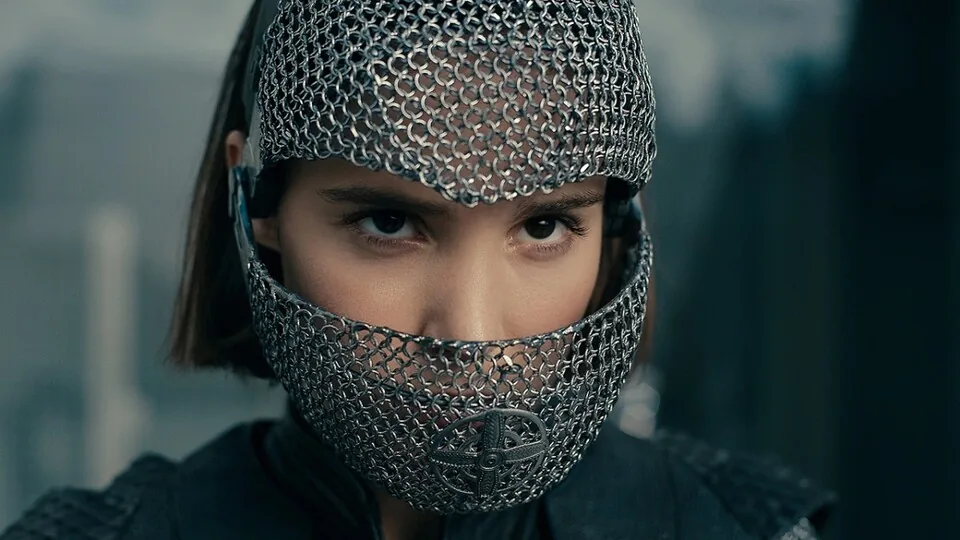 Há quatro anos, a Netflix cancelou uma produção de fantasia de destaque que contava com 97% de avaliações positivas dos fãs; agora, a obra ressurge com um filme e todo um universo de séries