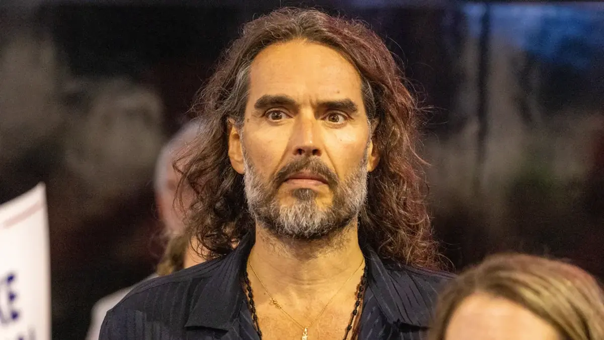 Russell Brand nega acusações, mas fica sem testemunhas