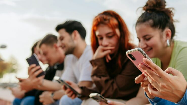 Geração Z parece ter desistido da casa própria. Mas está construindo patrimônio na tela do celular