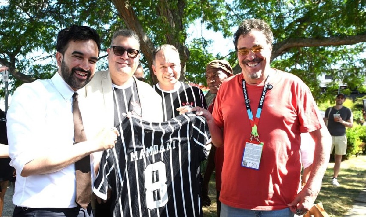 Prefeito de NY recebe camisa do Corinthians após elogiar Sócrates